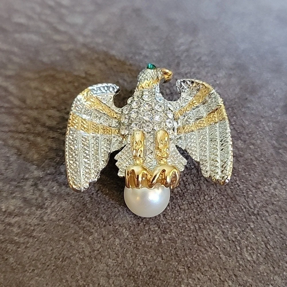 Vtg Eagle Perched Pearl Rhinestone Fantasy Castlecore Cosplay Brooch
